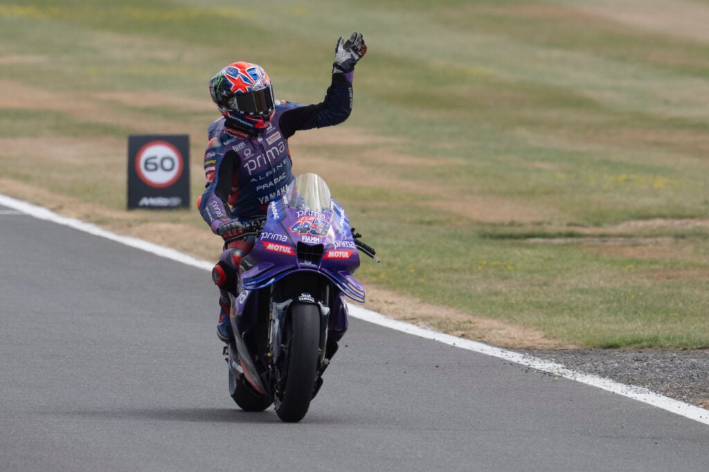 Jack Miller salue la foule lors du Grand Prix de Grande-Bretagne 2025
