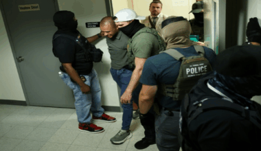 New York : des agents masqués arrêtent les demandeurs d'asile | Toute l’actualité en France et dans le Monde