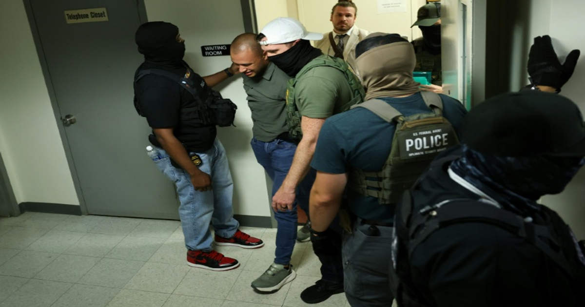 New York : des agents masqués arrêtent les demandeurs d'asile | Toute l’actualité en France et dans le Monde