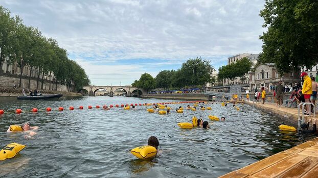 Les premiers baigneurs ont plongé dans la Seine ce samedi matin. LP / Elie Julien
