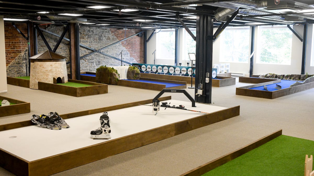 Ce parcours de golf miniature est
ponctué d'allusions à l'histoire, à des récits populaires et à la culture québécoise.