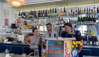 Picon bière, jeux à gratter, saucisse-purée… À Paris, ces néo-PMU (sur)jouent l’esprit bistrot populaire