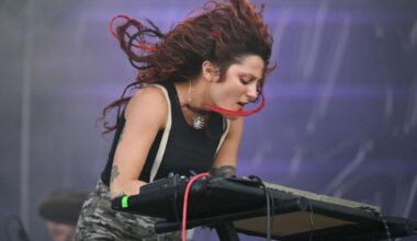 « Je resterai comme ça » : une chanteuse agressée sexuellement en plein concert, elle finit le show seins nus