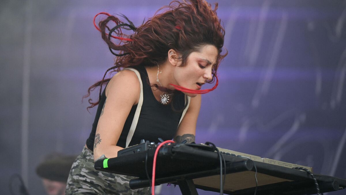 « Je resterai comme ça » : une chanteuse agressée sexuellement en plein concert, elle finit le show seins nus