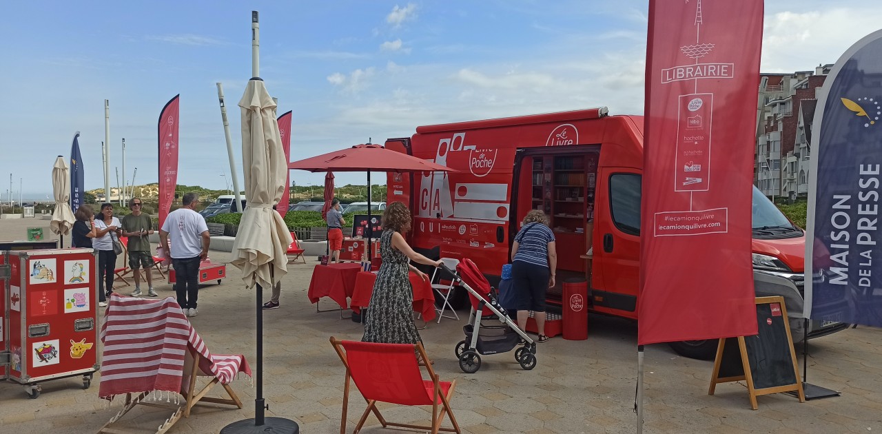 Morbihan : le livre vient à la plage avec le camion qui Livre