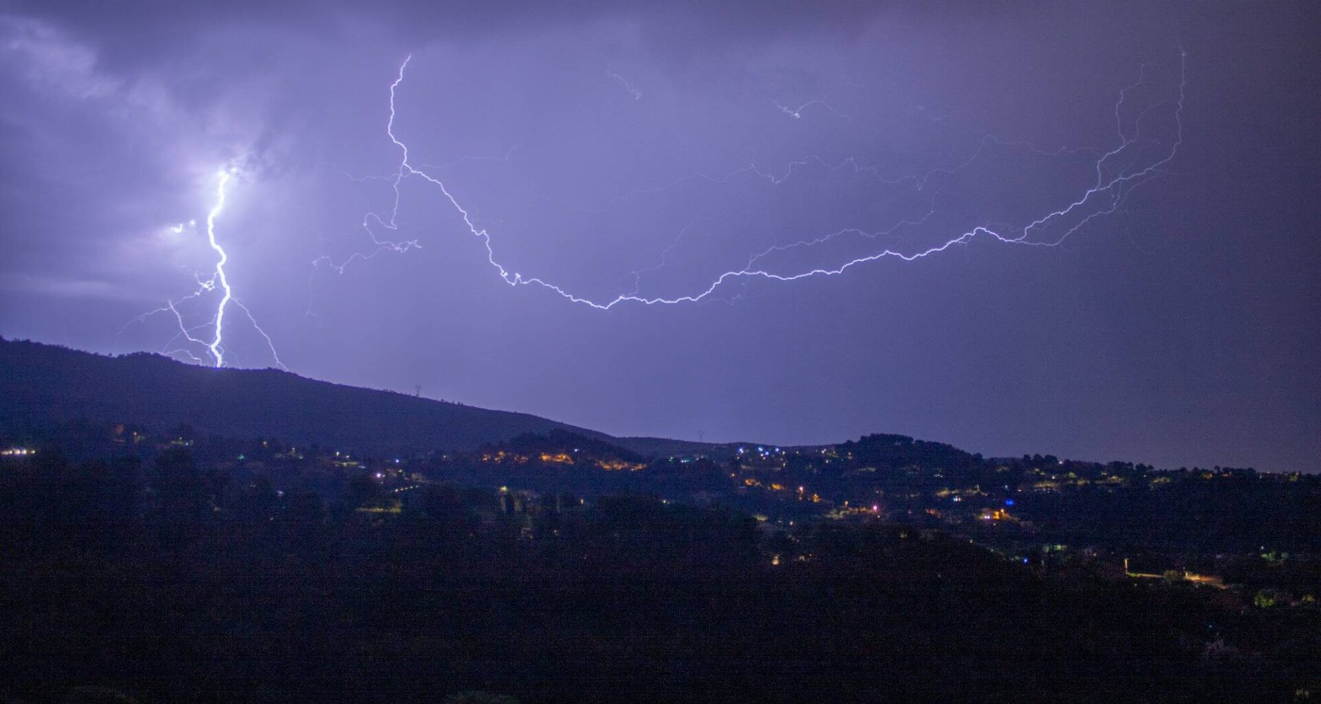 Les images impressionnantes de la violente tempête qui traverse actuellement la Côte d'Azur et le Var