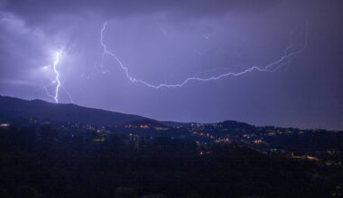 Les images impressionnantes de la violente tempête qui traverse actuellement la Côte d'Azur et le Var