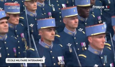 Un aspirant officier se coupe l'oreille avec son épée pendant le défilé du 14 juillet à Paris