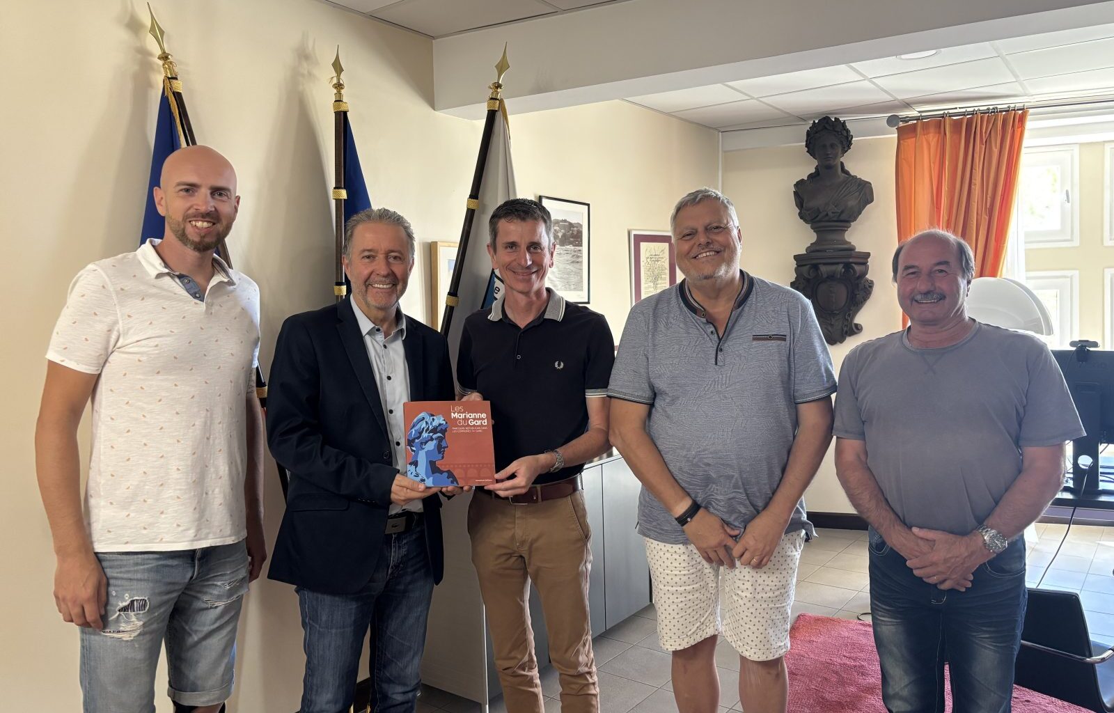 Un patrimoine républicain mis à l’honneur : remise du livre “Marianne du Gard” en mairie de Laudun-l’Ardoise