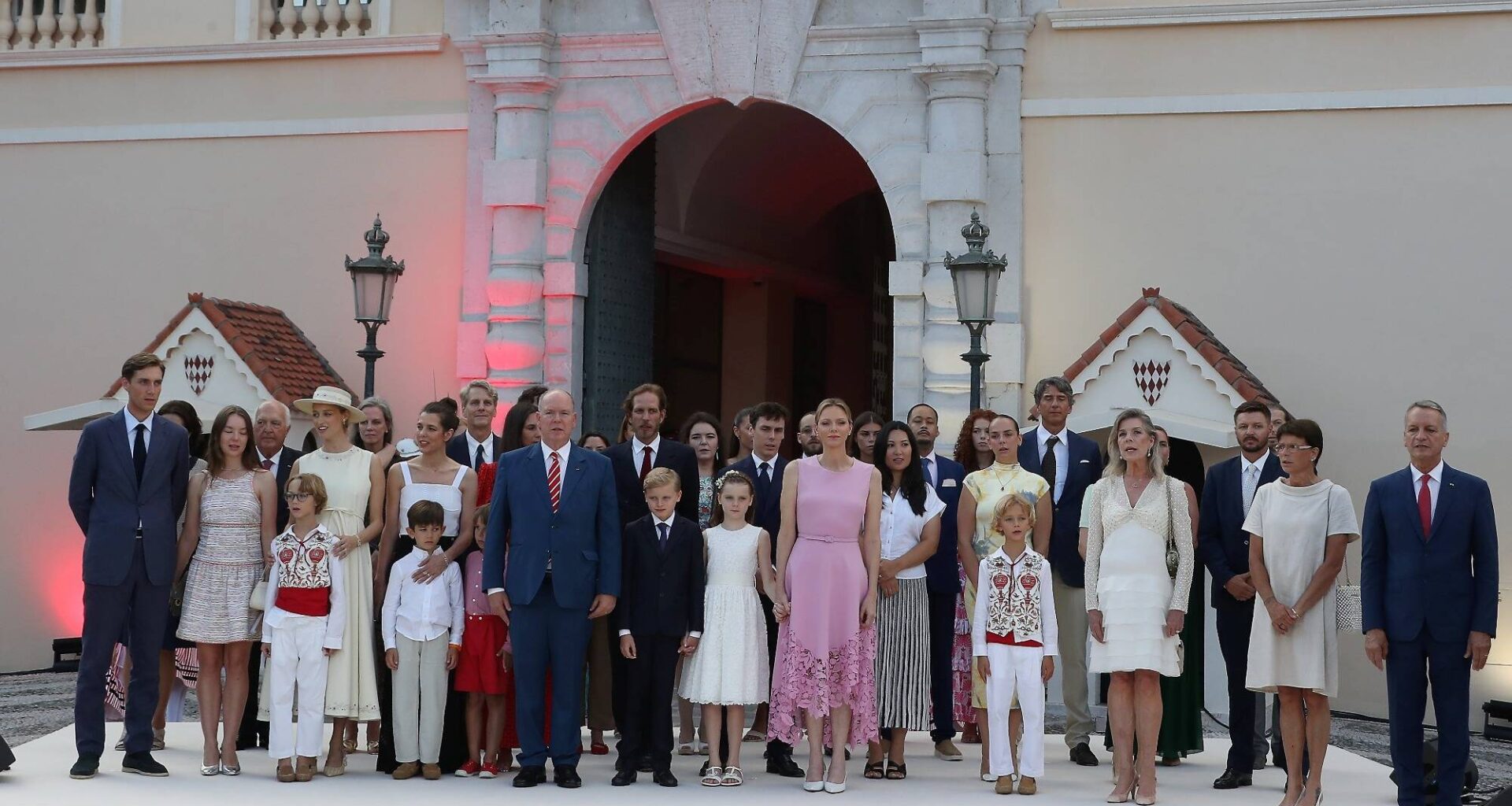 "Tout ce que je fais chaque jour, je le fais pour vous": le prince Albert II de Monaco ému devant les Monégasques et sa famille pour ses 20 ans de règne