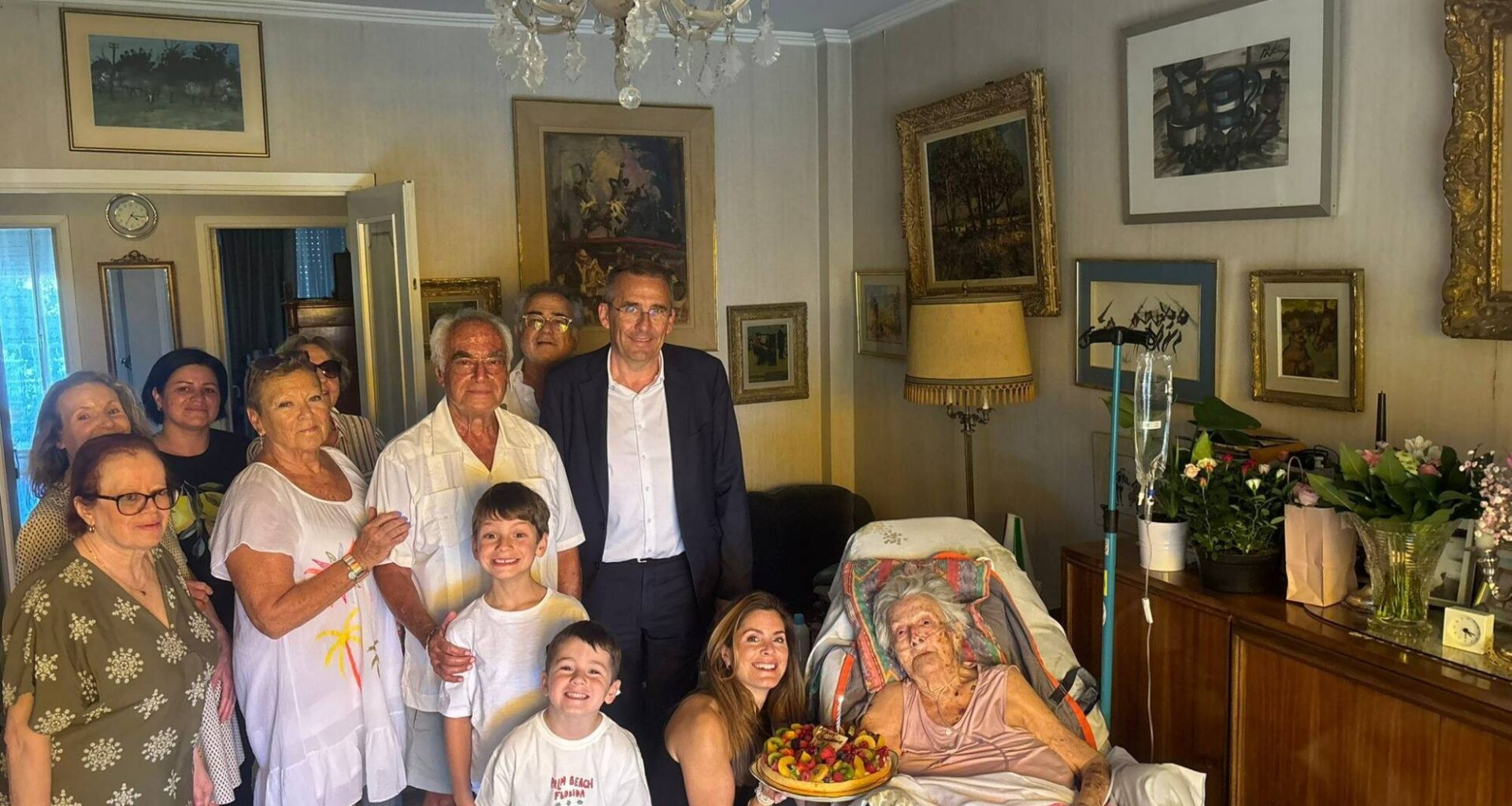 Une habitante de Nice célèbre ses 105 ans entourée de sa famille