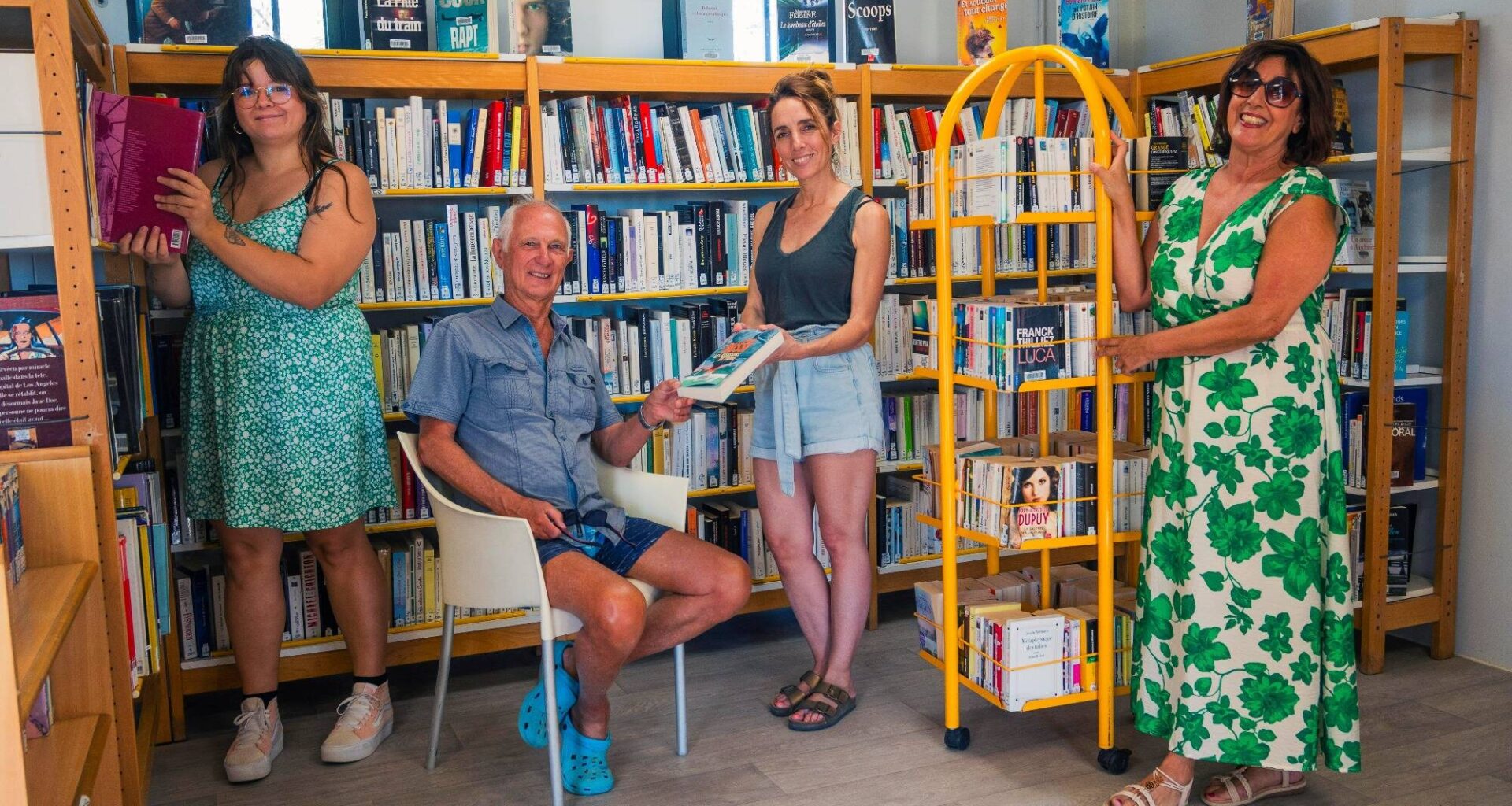 La bibliothèque éphémère anime des ateliers gratuits pour les enfants sur la plage de la Base nature de Fréjus