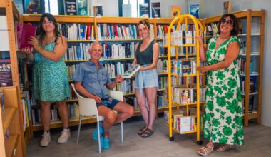 La bibliothèque éphémère anime des ateliers gratuits pour les enfants sur la plage de la Base nature de Fréjus