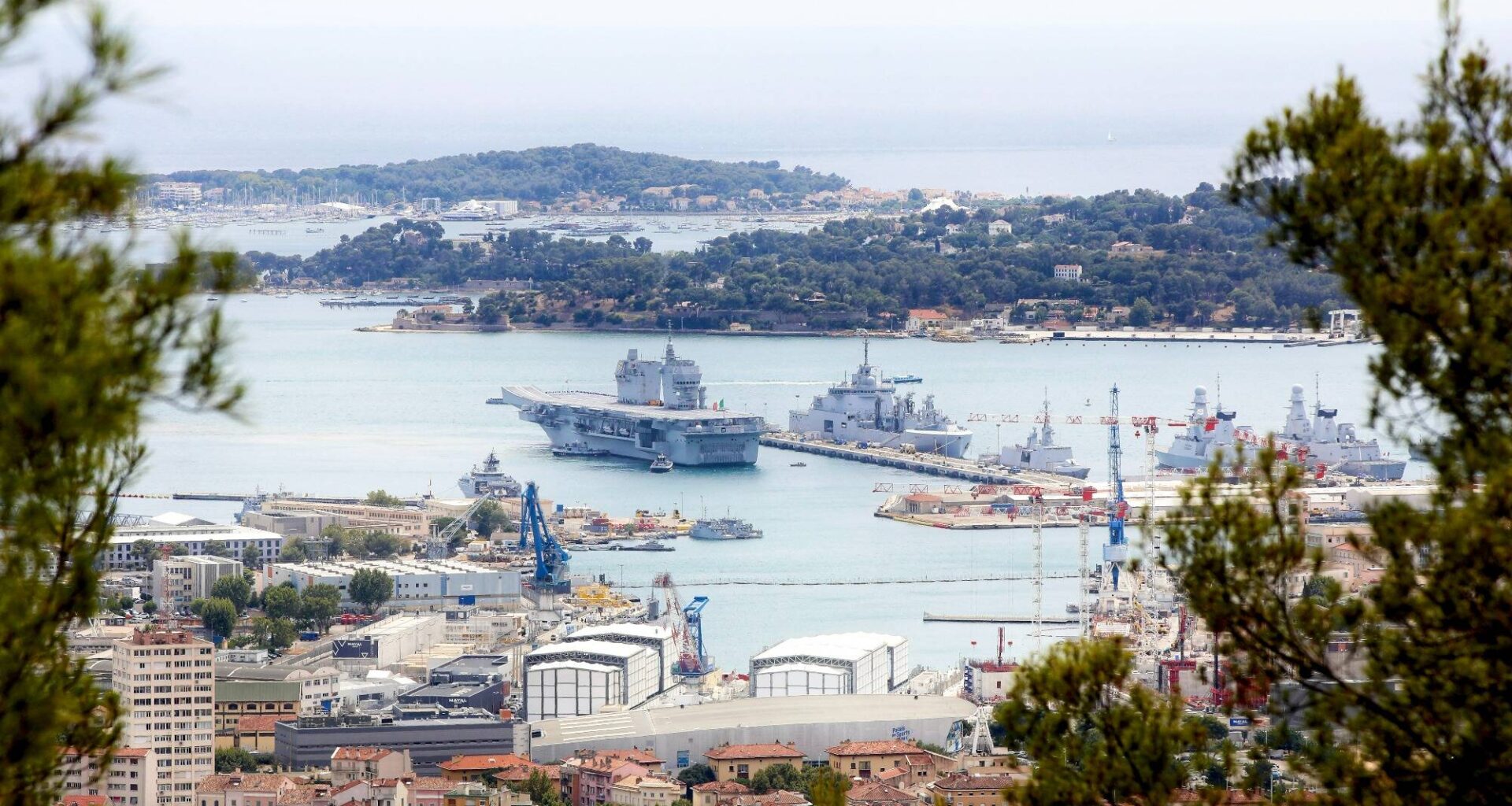 Quel est ce nouveau porte-avion qui vient d'arriver dans le port militaire de Toulon? On vous dit tout