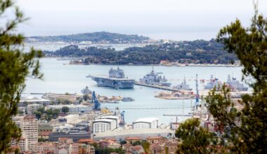 Quel est ce nouveau porte-avion qui vient d'arriver dans le port militaire de Toulon? On vous dit tout