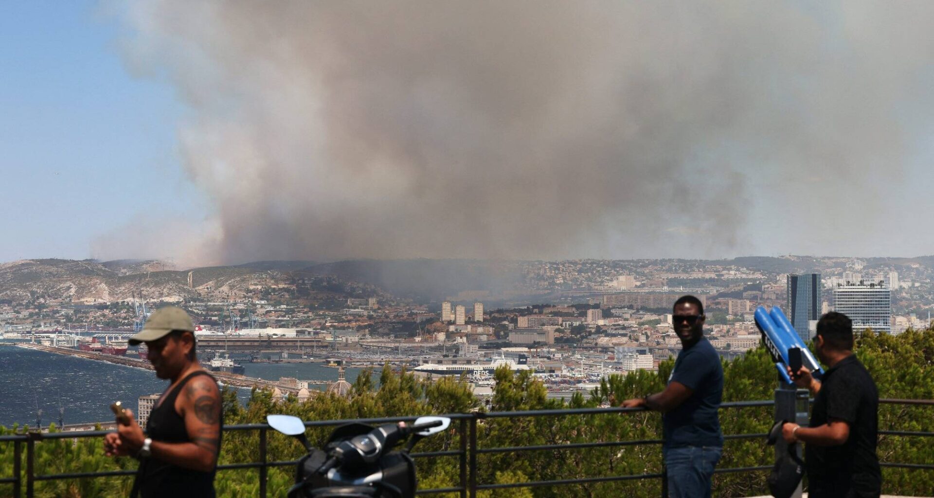 Incendie à Marseille: 130 pompiers des Alpes-Maritimes et du Var envoyés en renfort