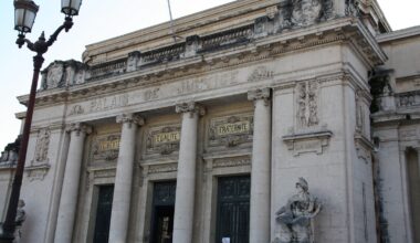 course poursuite Fréjus Hyères évasion tribunal Toulon éducateur de Toulon conduite en état d'ivresse élu opposition la seyneagression antisémite Relaxe prêtre Toulon toulon proxénète plainte Michel-Ange Flori var avocats toulon grève trois adolescents justice Hyères 4 000 postes justice vols violence toulon professeur grasse émeute La Seyne Benjamin Brière Tribunal Prof de français condamné mort de son voisin père prison var