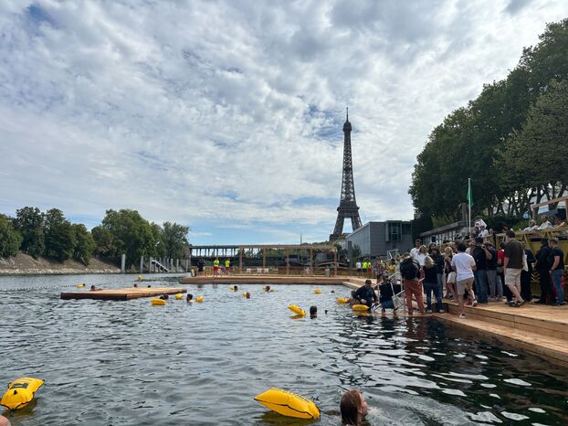 Site de baignade de Grenelle, près de la Tour Eiffel dans l'ouest parisien