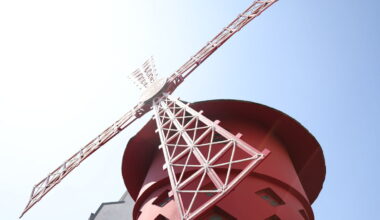 Paris : un an après leur chute, les ailes du Moulin-Rouge vont tourner à nouveau