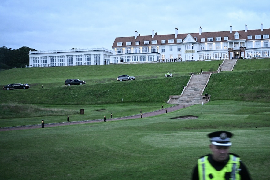 Le président américain Donald Trump et sa délégation arrivent au complexe Trump Turnberry Golf Courses à Turnberry, en Ecosse, le 25 juillet 2025