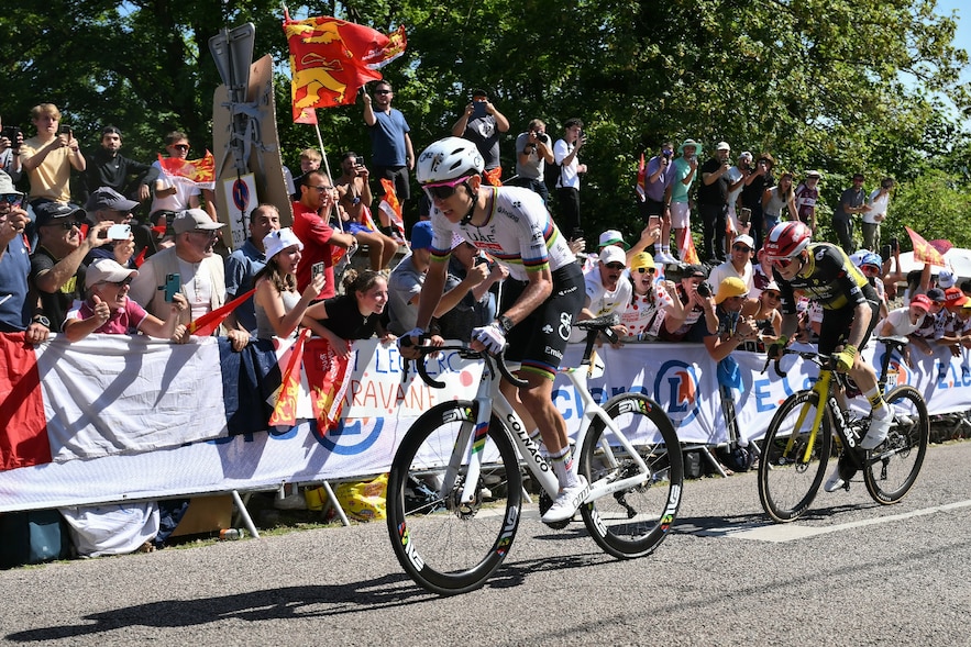 Tadej Pogacar (G) et Jonas Vingegaard à la lutte dans la rampe de Saint-Hilaire, à l'approche de l'arrivée de la 4e étape du Tour de France à Rouen, le 8 juillet 2025