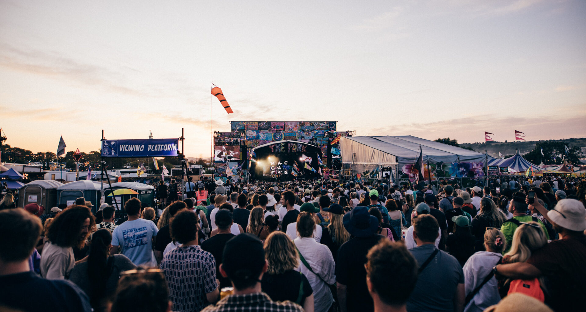 La foule pour les Maccabées en direct à Glastonbury 2025, photo de Derek Bremner