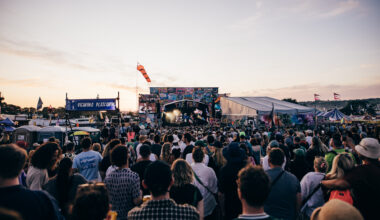 La foule pour les Maccabées en direct à Glastonbury 2025, photo de Derek Bremner