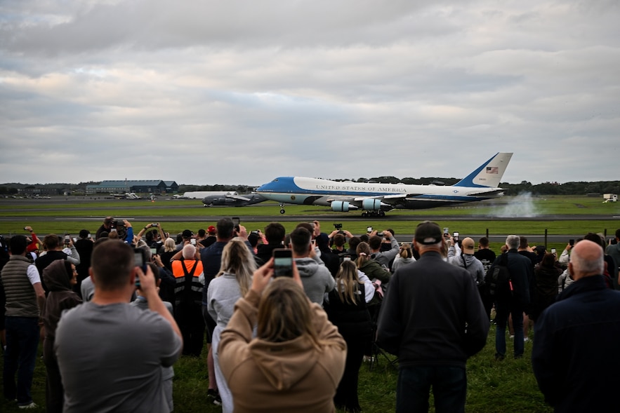 L'avion présidentiel américain Air Force One atterrit à Prestwick, en Ecosse, le 26 juillet 2025