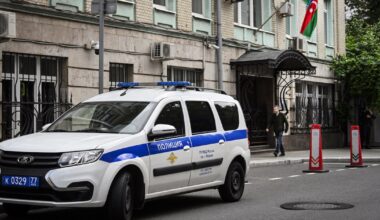 Un homme passe devant l’ambassade d’Azerbaïdjan à Moscou le 2 juillet 2025.