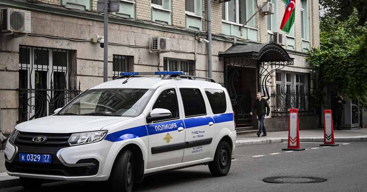 Un homme passe devant l’ambassade d’Azerbaïdjan à Moscou le 2 juillet 2025.