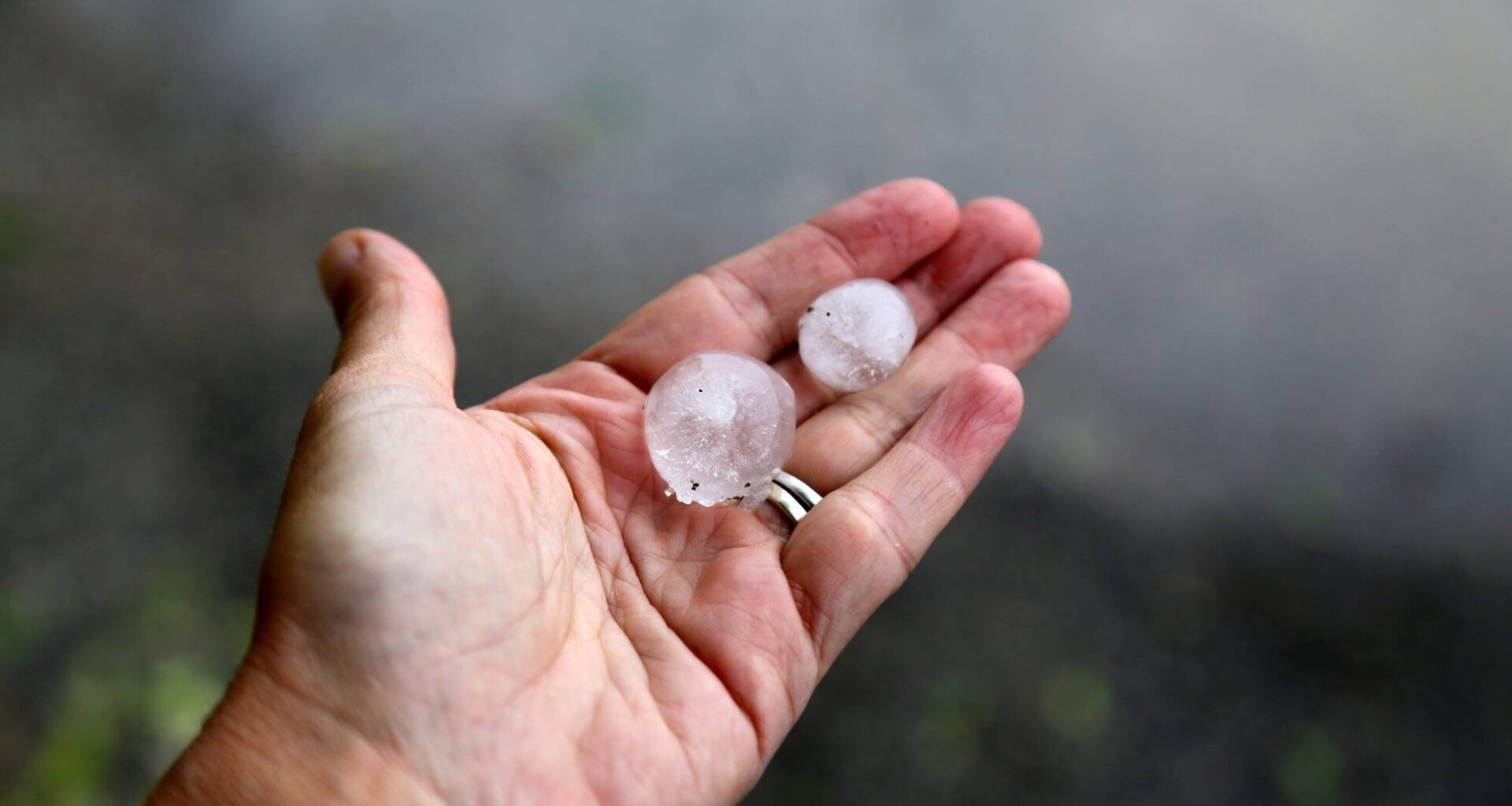 Les images impressionnantes de l'orage de grêle qui s'abat sur les hauteurs des Alpes-Maritimes