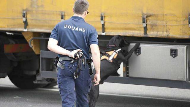 La douane contrôle un bus près de Nice et trouve neuf kilos de cannabis dans une valise