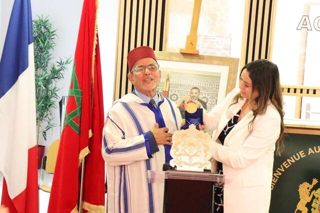 photo au consulat général de rennes, le nantais larbi alouane a reçu des mains de la consule générale myrieme taleb la médaille du mérite du royaume du maroc.  ©  ouest-france