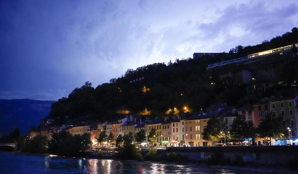 Grenoble : un bref mais violent orage fait un blessé et plusieurs chutes d’arbres à Grenoble