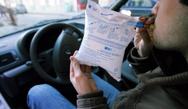 Le conducteur ivre demande à son fils de 11 ans de souffler à sa place pour démarrer la voiture