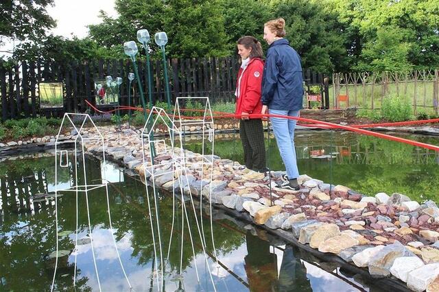 photo une œuvre insolite sur les eaux des jardins rocambole.  ©  archives ouest-france
