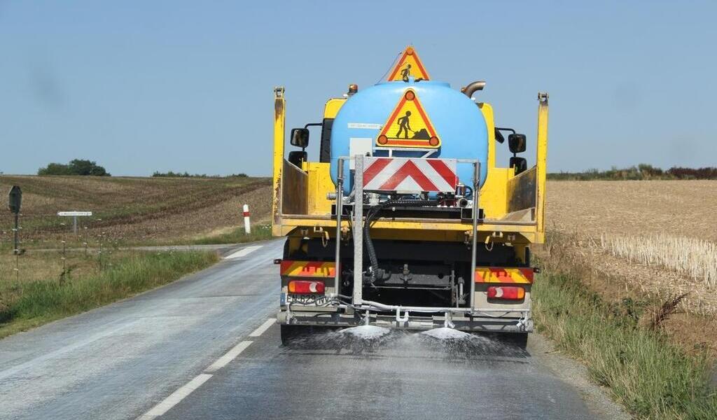 Du lait de chaux pour préserver les routes de la chaleur en Ille-et-Vilaine