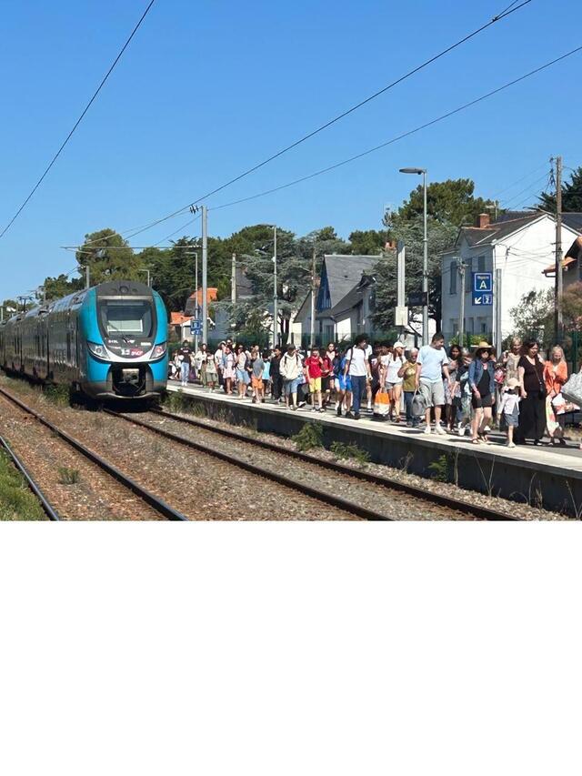 photo du monde à la descente du train à pornichet mercredi 9 juillet 2025.  ©  photo presse océan-caroline tréman