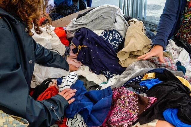 photo avec la fast-fashion, cette mode du vêtement pas cher et jetable, les collectes sont inondées de textiles de moindre qualité.  ©  archives ouest-france