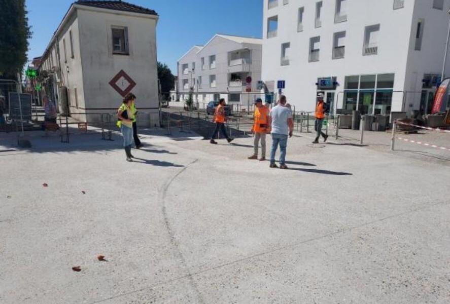 Le béton n’était pas encore sec : un intrus dégrade le chantier de cette place, près de