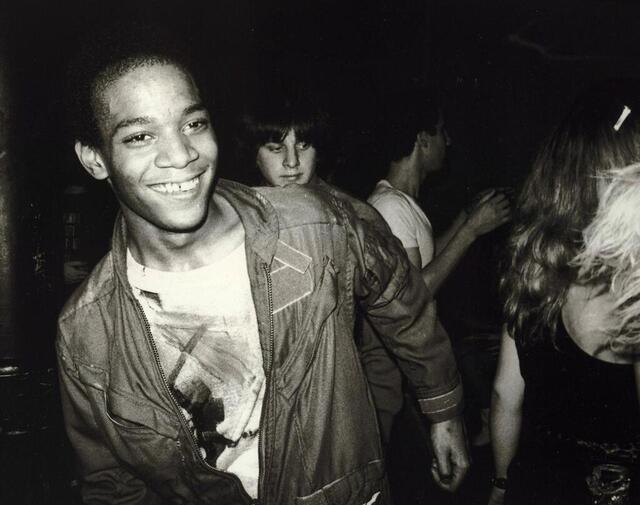 photo jean-michel basquiat, l’ancien artiste de rue devenu référence dans l’art contemporain.  ©  © maripol