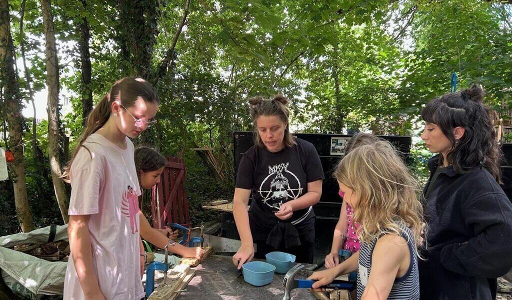 «On fait des cabanes, on teste des outils, on est libres» : un lieu à Rennes pour petits