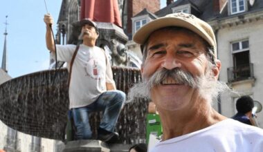 « C’est moi, mais la statue ne cause pas », sourit Jo Landron, figure de la place Royale à