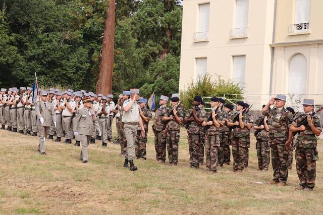 photo lors du passage en revue des troupes, le général roquefeuil et le colonel bozano devant un détachement de réservistes du 2e régiment du matériel, dans le parc du bois des ormeaux, à bruz (ille-et-vilaine).  ©  ouest-france