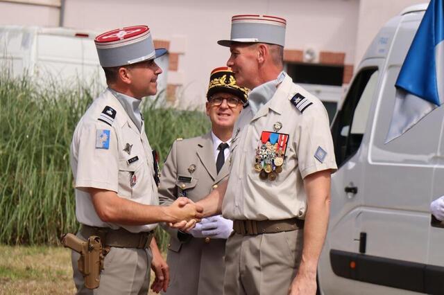 photo le colonel delibes, nouveau chef de corps du 2e rmat, salue le colonel bozano à qui il succède. en arrière-plan, le général de roquefeuil, ancien chef de corps du 2e rmat, aujourd’hui commandant de la brigade de maintenance de l’armée de terre.  ©  ouest-france
