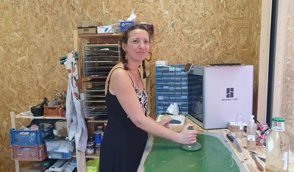 À Nantes, elle fait découvrir la recette secrète pour créer de l’aquarelle artisanale