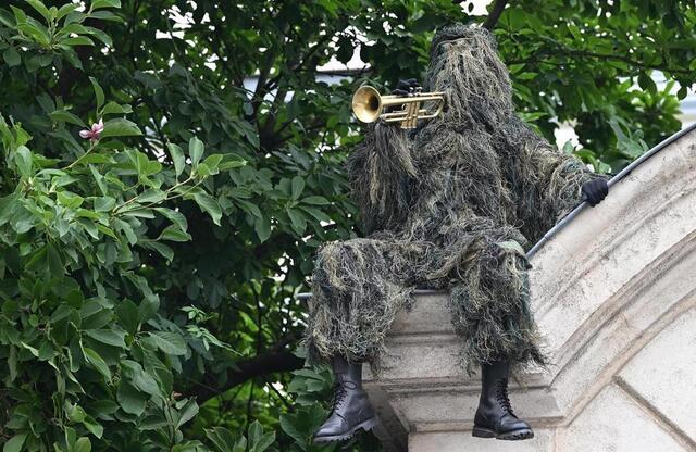 photo l’un des musiciens de « la mauvaise troupe » de romain weintzem sonne le tocsin.  ©  jérôme fouquet/ouest-france