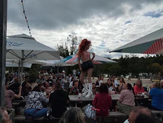 photo chantant et dansant, les drags ont proposé un spectacle de divertissement.  ©  ouest-france