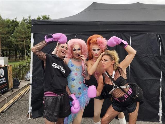 photo les drags avant le show.  ©  ouest-france