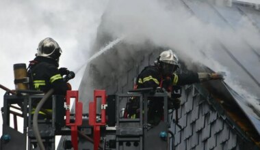 La toiture d’un immeuble ravagée par les flammes dans ce quartier de Rennes